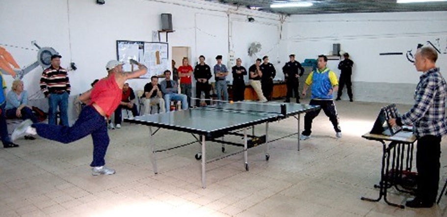 O ténis de mesa, o vulgar pingue-pongue, é uma das práticas desportivas do EP de Caxias