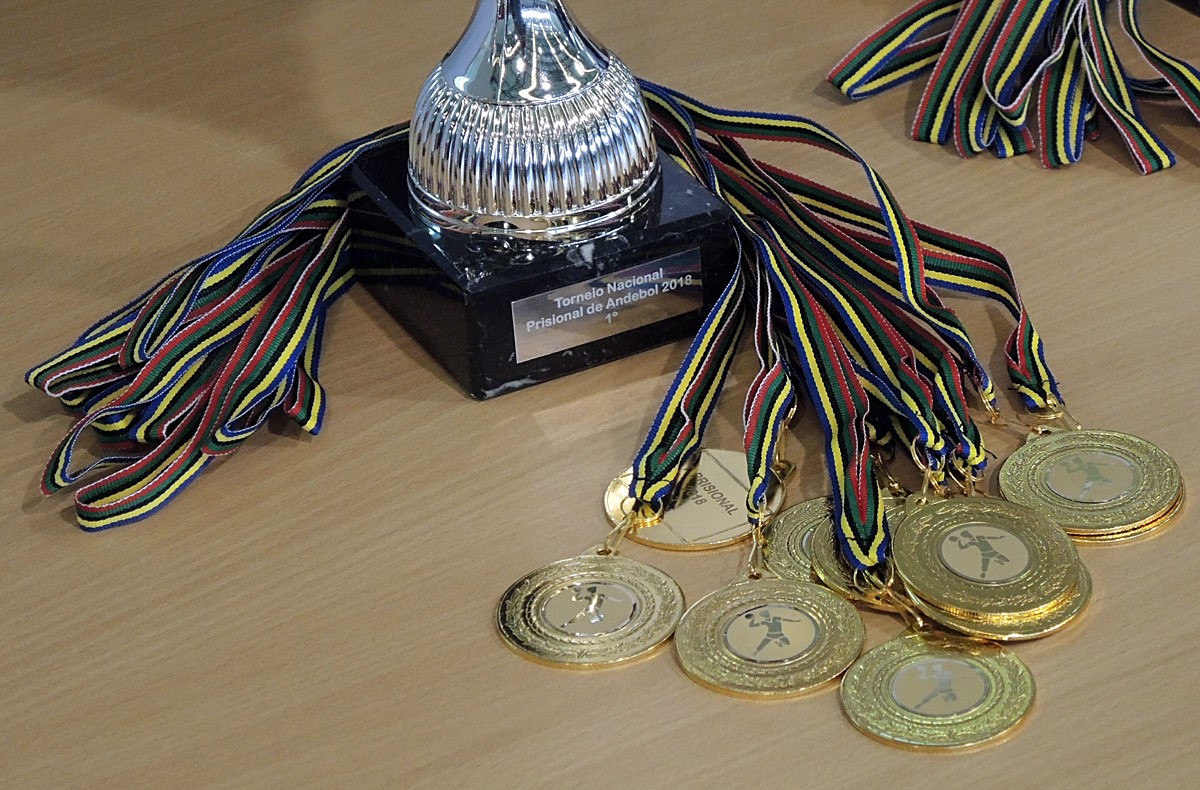Medalhas de participação e pormenor do Troféu atribuído ao primeiro classificado da competição | Fase Final do Torneio, competição organizada em parceria com a Federação de Andebol de Portugal
